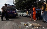 Polisi berusaha mengevakuasi mobil naas tersebut dan mengurai kemacetan.