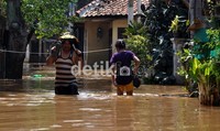 Banjir terjadi sejak kemarin malam. Kini ketinggian air telah surut dan tinggal sepaha orang dewasa.