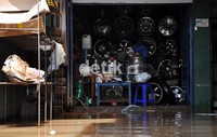 Akibat banjir ini sejumlah toko tidak beroperasi termasuk bengkel ini.