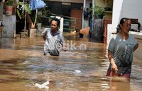 Hingga saat ini belum ada bantuan dari kelurahan setempat. Warga mengaku mendapat kabar akan mendapat kiriman perahu untuk mempermudah evakuasi.