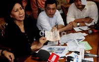 Aktivis dan penggiat HAM Ratna Sarumpet menggelar jumpa pers di kantor Komnas HAM, Jakarta, Selasa (3/4/2012).