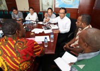 Direktur Utama PLN, Nur Pamudji berbincang dengan Perwakilan Masyarakat Kurima Papua tentang rencana pembangunan PLTA Baliem di Kantor PLN, Jakarta. (Humas PLN).