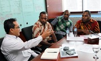 Perwakilan Masyarakat Kurima Papua serius mendengarkan penjelasan dari Nur Pamudji. PLTA Baliem Papua tersebut berkapasitas 10 x 5 MW. (Humas PLN).