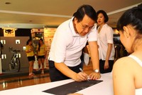 CEO Polygon, Soejanto Widjaja, menandatangani daftar hadir di acara Polygon Gowes CEO 2012 di Ancol, 30 Maret.
