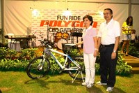 Seorang peserta, Melissa Lembong, mendapatkan door prize berupa satu buah sepeda Polygon. Tampak ia  berfoto bersama CEO Polygon, Soejanto Widjaja.
