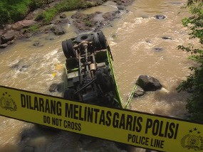 Tabrak Bus Tentrem, Truk Terjun ke Sungai Sedalam 7 Meter