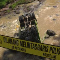 Tabrak Bus Tentrem, Truk Terjun ke Sungai Sedalam 7 Meter