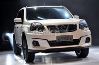 Pada bagian eksterior, kesan modern hadir melalui perubahan tampilan desain grille baru yang unik dengan garis desain lurus lengkap dengan bumper molding krom.