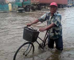 Daan Mogot Banjir, Ratusan Motor Lewati Bahu Jalan Tol JORR W1