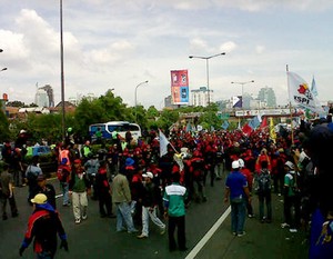 Kejar Pelaku Pelemparan Cairan Kimia, Polda Metro Olah TKP