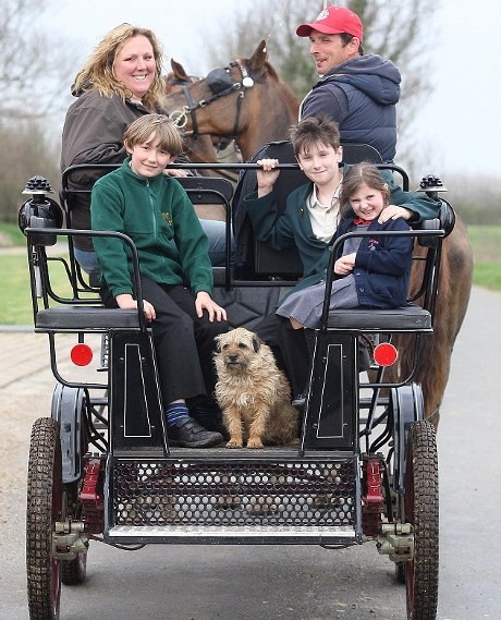 Harga Bensin Mahal, Keluarga Inggris Beralih Gunakan Kereta Kuda