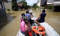 Warga dievakuasi dengan perahu karet.