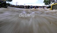 Beruntung tidak ada korban yang terseret banjir.