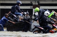 Puluhan jasa penyebrangan dengan menggunaka gerobak ataupun becak antre untuk menyebrangkan warga yang hendak menerobos banjir di Kawasan Ciledug Indah, Tangerang, Banten, Rabu (4/4).