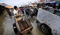 Banjir menjadi berkah sendiri bagi para pemilik gerobak ini.