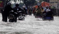 Sejumlah sepeda motor yang nekat menerobos banjir tampak mogok.