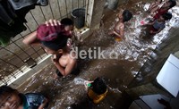 Warga setempat telah terbiasa dengan banjir.