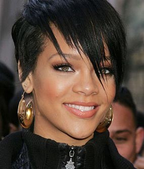 Rihanna Impikan Peran sebagai Whitney Houston di Film