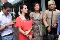 Didampingi pengacaranya, dan sang manajer Tata Liem, Angel menggelar jumpa pers di Polda Metro Jaya. Gus Mun/detikcom.