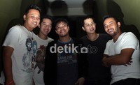 Band ini digawangi Barry (bass), Henry Budidharma (gitar), Dennis Junio (alto saxophone), Donny Joesran (kibord/piano) dan Jonas Wang (drums).