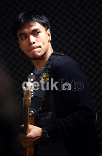Bukan karena Barry sejak kecil memang tertarik di genre tersebut, tapi personel lainnya juga jatuh cinta pada jazz.