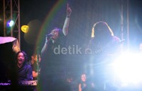 Meskipun diguyur hujan, tak menyurutkan penggemarnya untuk bergeser dan meneduh.