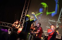 Beberapa lagu karya mereka yang dibawakan antara lain Terpurukku Disini, Gerimis dan Jumpa Kamu.  Hampir seluruh pengunjung yang datang untuk menyaksikan acara musik tersebut menikmatinya bersama pasangan masing-masing.