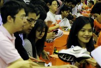 Dalam program ini HSBC memberikan point reward kepada para pemegang kartu kredit HSBC yaitu satu pasang sepatu Nike dengan penukaran satu poin, minimum pembelian Rp 200 ribu.