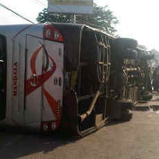 Bus Mandala Terguling, Lima Penumpang Luka-luka