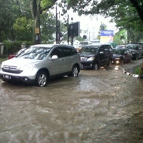Hujan Reda, Ruas Jalan di Bandung Macet