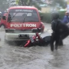 Cileuncang Menerjang, Motor Berjatuhan di Jalan Lombok