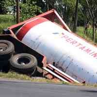 Awas Macet! Truk Terperosok di Exit Tol Cikarang