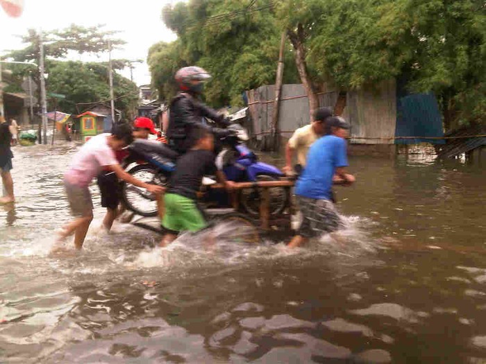 Mengais Rezeki dari Banjir Puri Kembangan