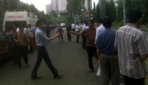 Pekerja Kantoran Ramai Nonton Koper Misterius di Jl Sudirman