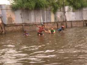 Arena Renang di Banjir Puri Kembangan