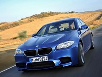 BMW M5 terbaru mengusung mesin V8 baru berkapasitas 4,4 liter dan dilengkapi dengan M TwinPower Turbo. Mobil bisa melesat dari 0-100 km/jam dalam 4 detik.