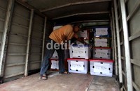Tim sukses Faisal-Biem menurunkan satu per satu boks yang berisi KTP dukungan dari dalam mobil.
