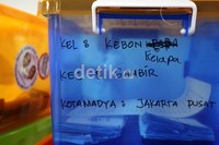 Salah satu boks berisi KTP dari warga Kelurahan Kebon Kelapa, Gambir, Jakarta Pusat. Berdasarkan syarat yang berlaku, Faisal-Biem harus menyerahkan 407.340 lembar KTP dukungan.