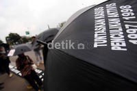 Aksi meminta penuntasan kasus pelanggaran HAM tersebut dilakukan setiap hari kamis.