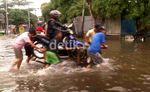 Mengais Rejeki di Tengah Banjir