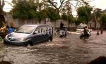 Mengais Rejeki di Tengah Banjir