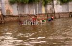 Mengais Rejeki di Tengah Banjir