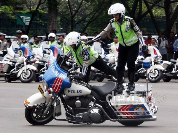 Brumm...Polwan Ini Berjumpalitan di Atas Moge