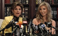 Jenna dan pengacaranya, Gloria Allred menggelar jumpa pers meminta pihak Organisasi Putri Sejagat mengklarifisikasi posisinya. Mereka juga menyertakan salinan dari paspor Jenna, yang menyatakan dia perempuan, demikian pula dengan akta kelahiran dan surat izin mengemudi (SIM). REUTERS/Mario Anzuoni.