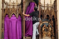 Pekerja mendekorasi Gereja Katedral jelang perayaan Paskah.