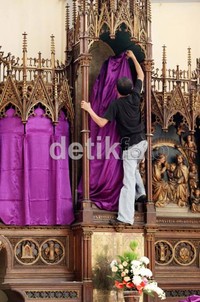 Umat Kristiani mempersiapkan diri menyambut Paskah di Gereja Katedral.