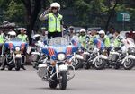 Brumm...Polwan Ini Berjumpalitan di Atas Moge