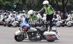 Brumm...Polwan Ini Berjumpalitan di Atas Moge
