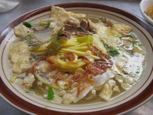 Dingin-dingin Enaknye Jajan Soto Mie Bawah Pohon