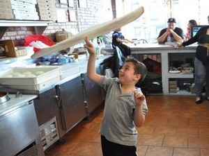 Bocah 7 Tahun Ini Terampil Lakukan Pizza Tossing!
